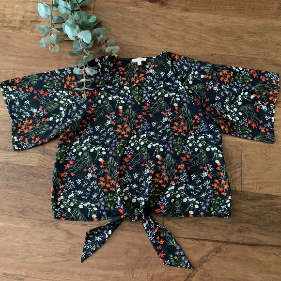 Como Vintage Black Floral Short Sleeve V-Neck Front Tie Top Blouse Dressy Casual - Picture 3 of 12